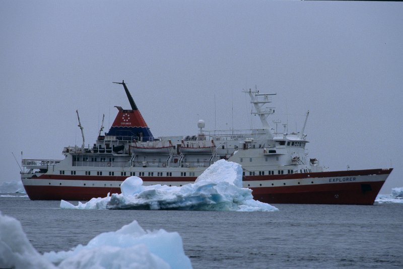 324-05.tif - die explorer, sie sank am 23. November 2007 in der antarktis