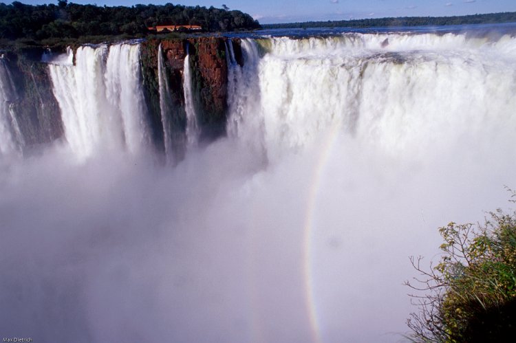 273-03.jpg - iguazú, die luft ist erfüllt von feinstem wasserdunst und getöse