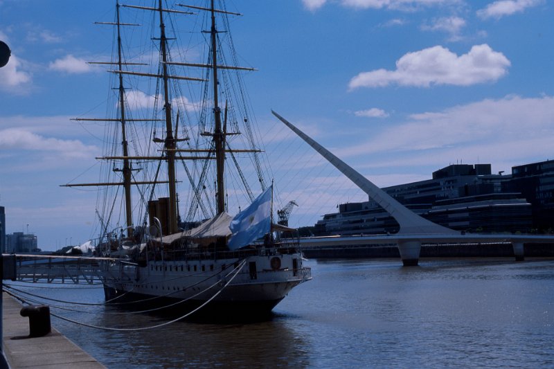 345-34.jpg - puerto madero mit der fregatte sarmiento