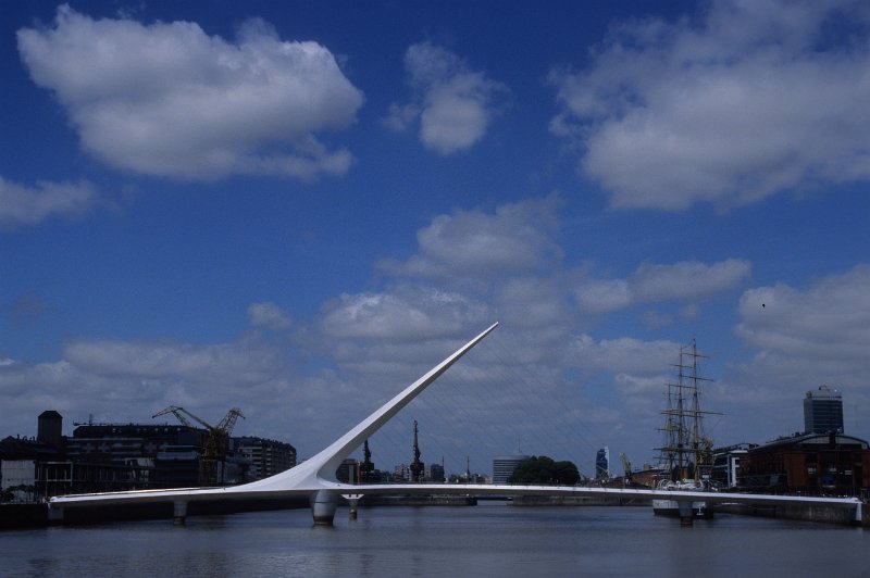 346-03.jpg - frauenbrücke von calatrava, lokal auch "harfe" genannt