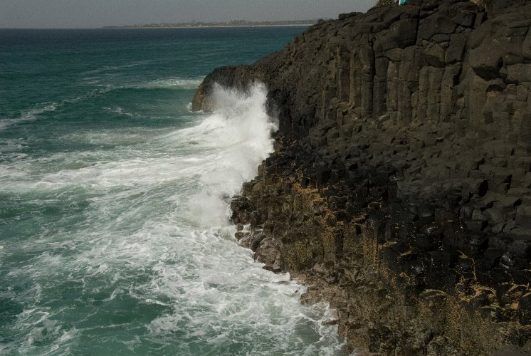 _AU20025.jpg - das meer erodoiert die felsen weiter