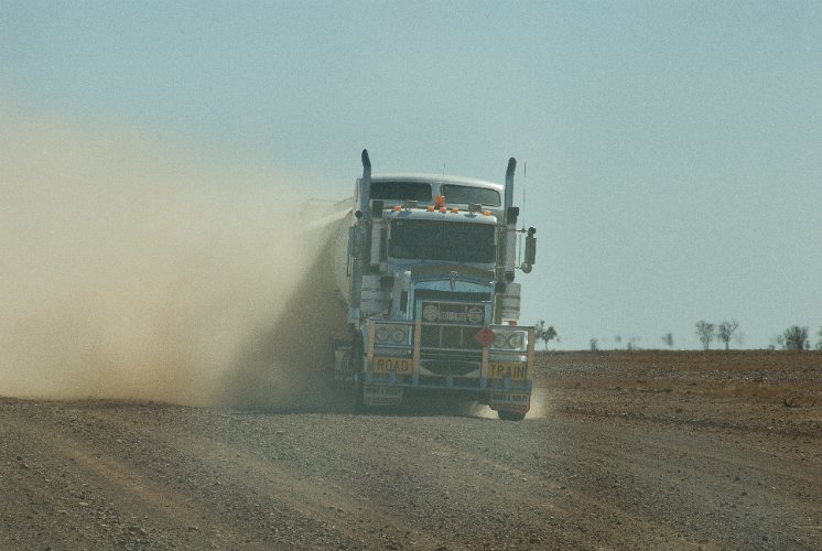 _AU10023.jpg - road train, mit zwei anhängern ist der zug 54 m lang und gegen 80 t schwer und fahren gut 110 kmh, man hält am besten an und wartet ab bis sich der staub gesetzt hat