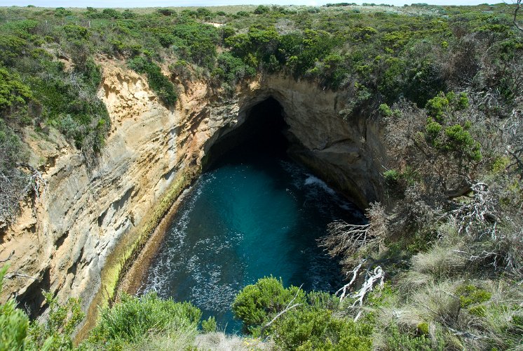 _AU30052.jpg - das meer hat sich durch ein tunnel weit ins land hinein gearbeiet