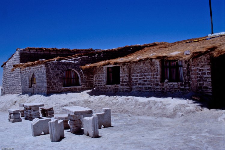 254-02.jpg - uyuni, ein hotel ganz aus salzblöcken gebaut