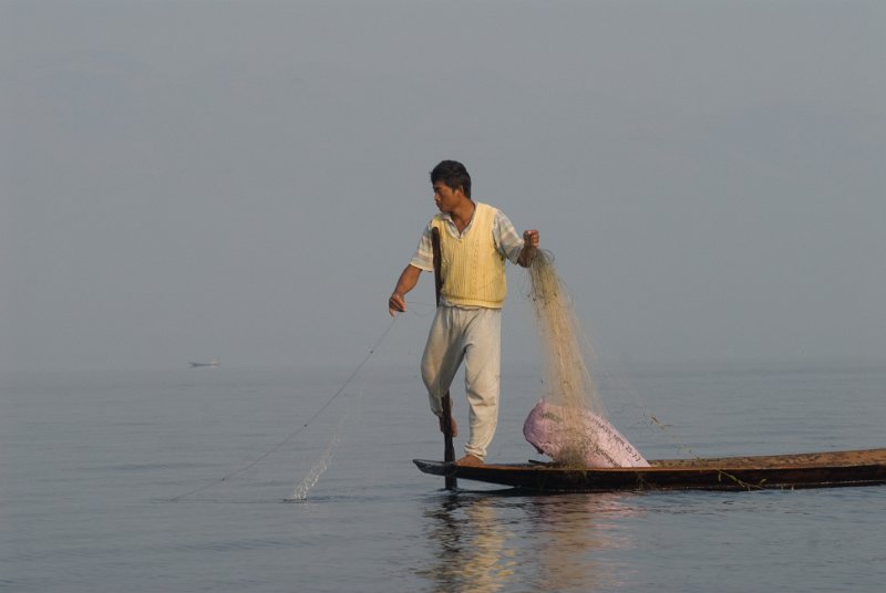 _DSC5331.jpg - inle lake:der fischen steht auf einem bein, rudert mit dem andern und hat so beide hände frei für die arbeit am netz