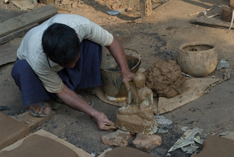 _DSC5872.jpg - entstehen eines buddhas mit verlorener form, hier kann man einen buddha mit seinem eigenen gesicht anfertigen lassen