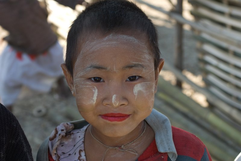 _CHI5151.jpg - zwischen bago und taungoo - dieses junge mädchen wurde zur nonne bestimmt