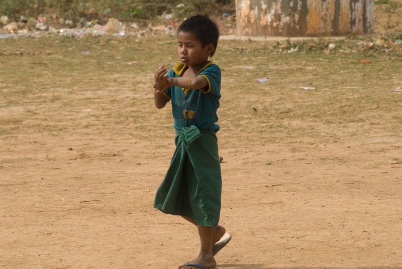 _DSC5496.jpg - inle lake - ein junge auf dem weg von der schule