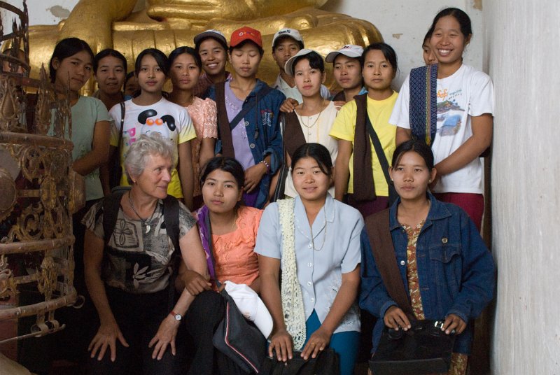 _DSC6220.jpg - bagan - eine gruppe von teenagern wollte unbedingt ein foto mit margrit