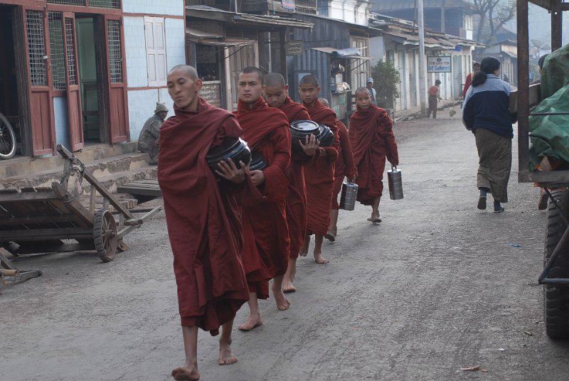 DSC_5188.jpg - kalaw - mönche auf ihrer morgendlichen betteltour