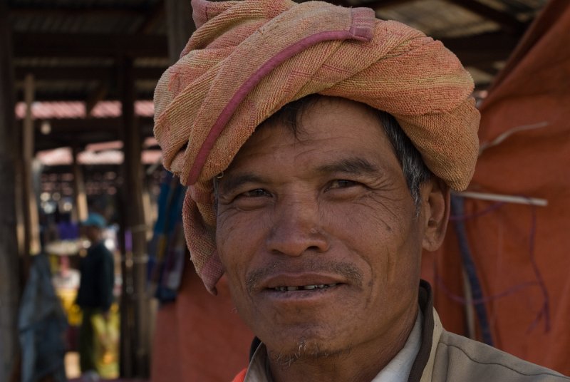 _DSC5378.jpg - inle lake - hier gibt es viele minoritäten, die regierung verbietet den besuch bei den meisten, nach offizieller terminologie sind alles rebellen