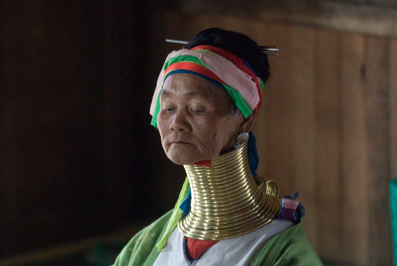 _DSC5466.jpg - giraffen frau, eigentlich karen, diese grossmutter ist vom besitzer des souvenierladens angestellt