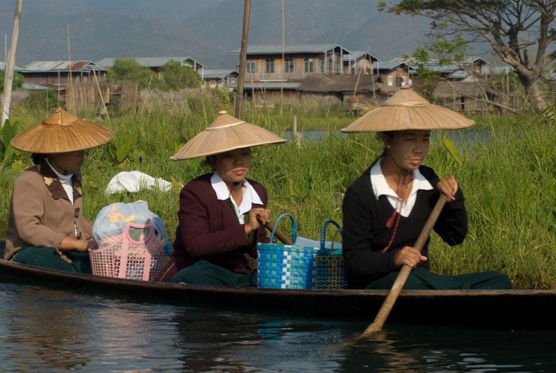 _DSC5542.jpg - inle lake - alles wied mit booten transportiert