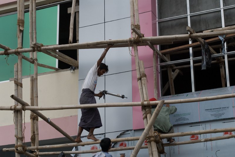 _DSC5754.jpg - mandaley - handwerker auf dem bau, sicherheitsvorschriften scheinen zu fehlen