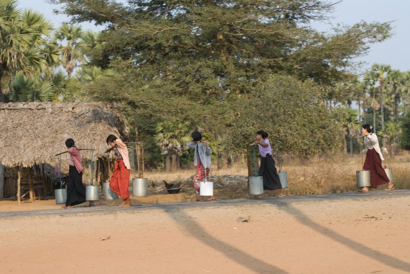 _DSC6069.jpg - bagan - zweimal pro tag gehen diese frauen zur drei km entfernten wasserstelle