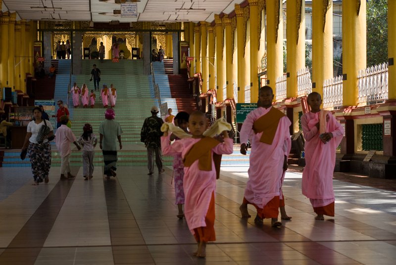 _CHI5064.jpg - bago, shwethalyaung, nonnen kommen vom liegenden buddha zurück, mit 55m länge vermutlich der zweitgrösste liegende buddha