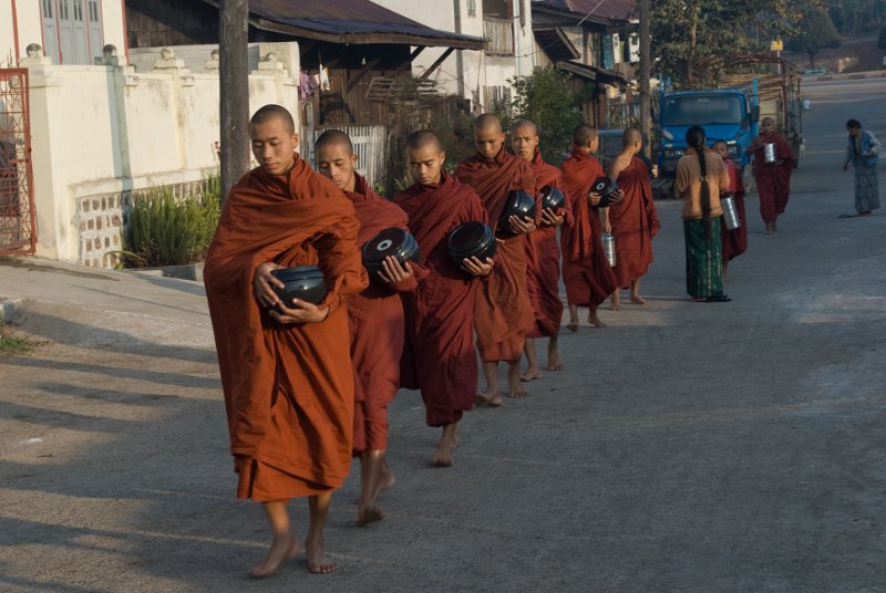 _DSC5620.jpg - kalaw, mönche am frühen morgen auf dem bittgang für essen