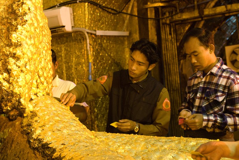 _DSC5734.jpg - mahamuni paya, gläubige kleben mehr blattgold auf die schon dicke schicht, nur männern ist es erlaubt sich der statue zu nähern