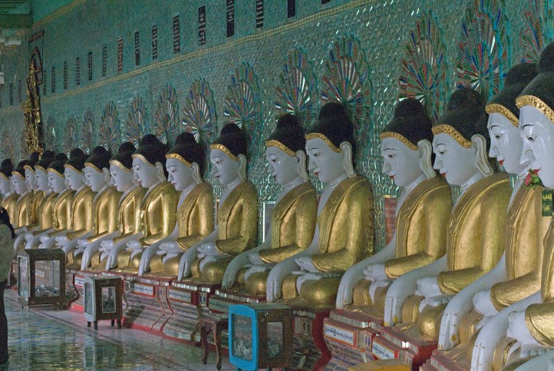 _DSC6008-Bearbeitet.jpg - mandalay, auf dem hügel, eine reihe von buddha statuen