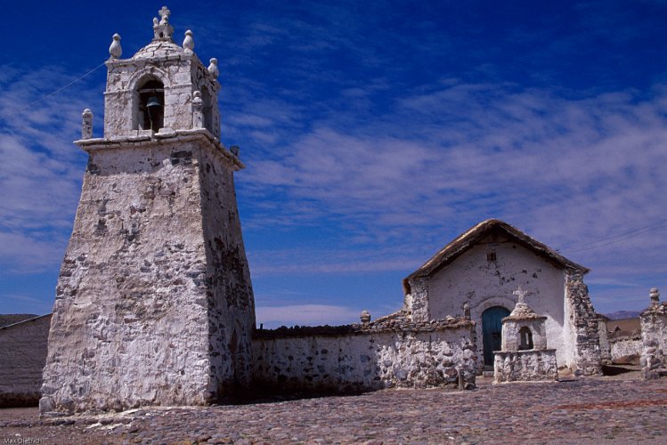 256-09.jpg - altiplano, guallatiri, jedes noch so kleine dorf hat eine kirche