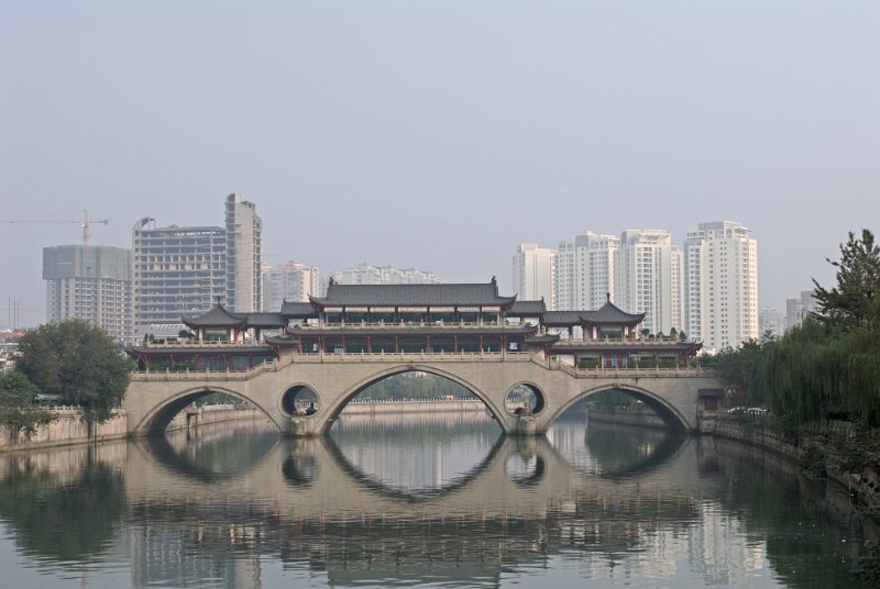 CHI_1538-Bearbeitet.jpg - chengdu - brücke über den jin fluss, mehr abwasserkanal wie fluss