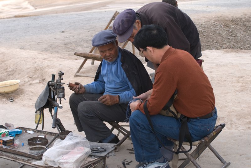 CHI_0893.jpg - dunhuang - schuhmacher mit strassenwerkstatt