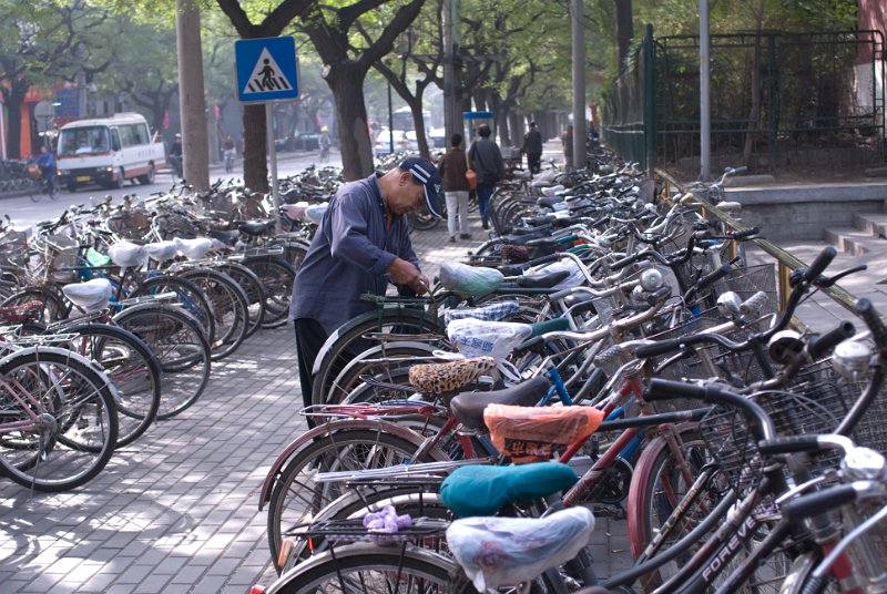 CHI_0462.jpg - obwohl peking im autoverkehr zu ersticken droht, fahren immer noch viele mit dem rad 