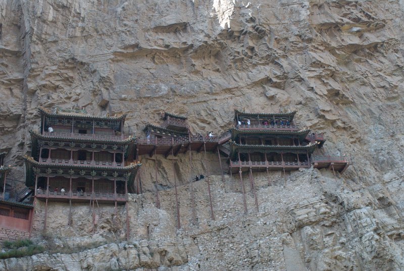 CHI_0689.jpg - das hängende kloster, xuakong si, wegen häufig hohem wasserstand im engen tal, bauten die mönche in die felswand