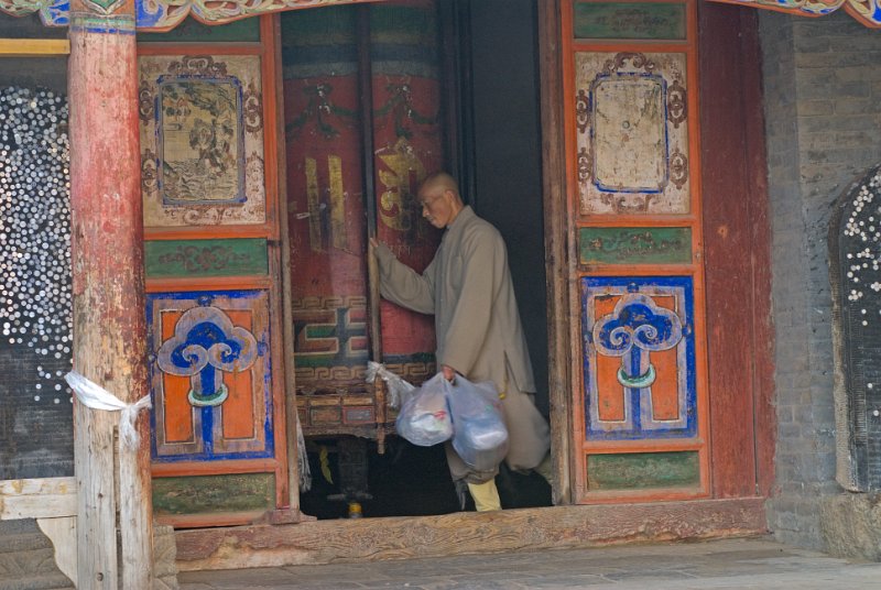 CHI_0998-Bearbeitet.jpg - ein mönch des shaolin si, der geburtsstätte des kung-fu, an der grossen trommel