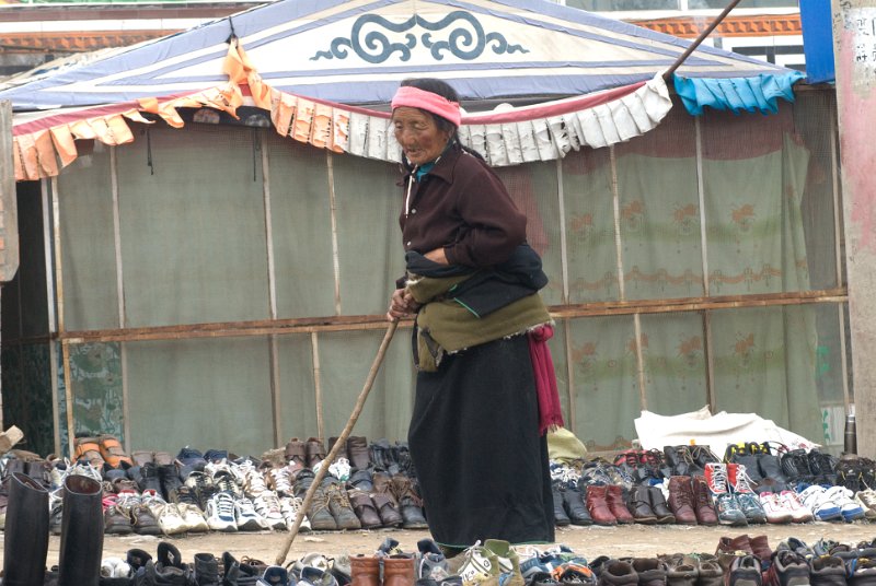 CHI_1036.jpg - ältere tibeterin sucht schuhe