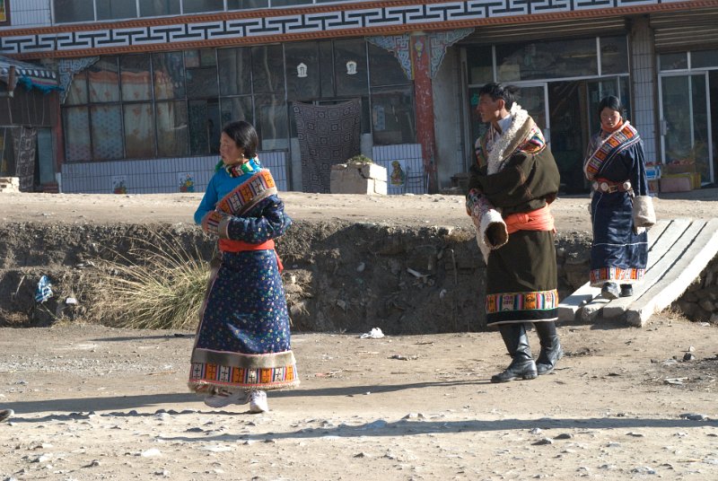 CHI_1063.jpg - tibeter, bao'an oder salar in ihrer tracht