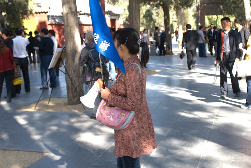 CHI_1448.jpg - typische, chinesische reiseführerin, mit fahne und megaphon
