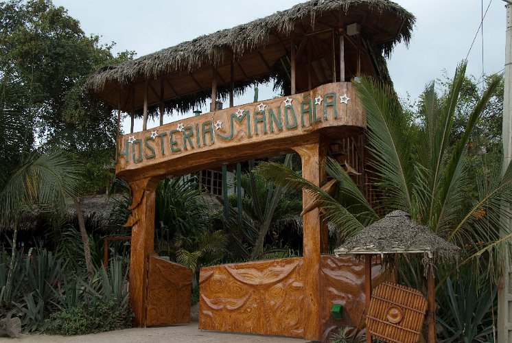 _ECU7470.jpg - puerto lopez, eingang zur hosteria mandala von maja und aurelio