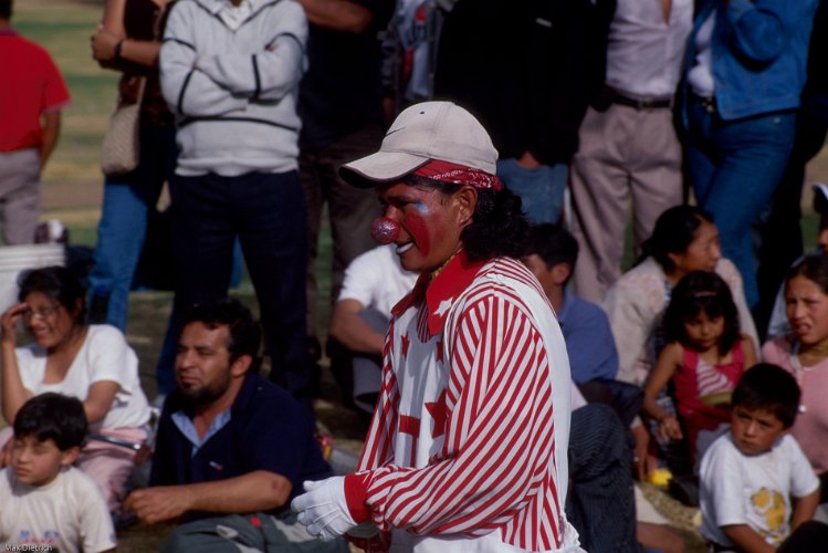 204-32.jpg - ein clown unterhält