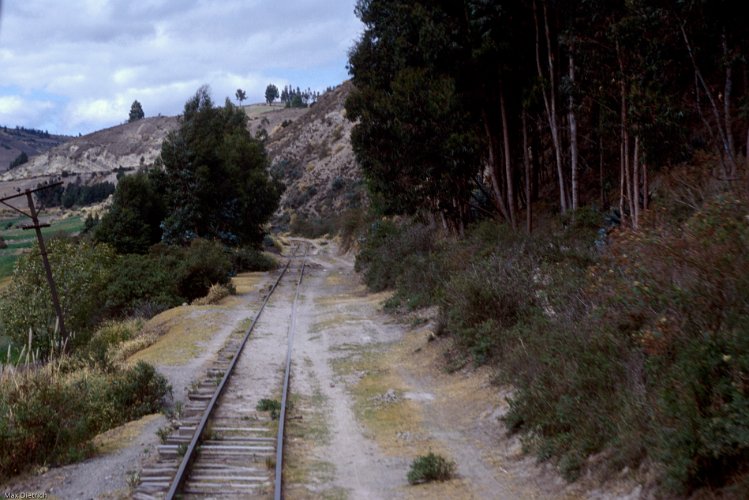 221-20.jpg - das trasse ist nicht gut unterhalten, entgleisungen sind normal