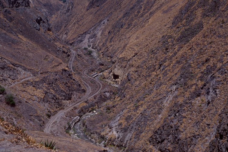 221-32.jpg - da kehrtunnels fehlen überwindet der zug die höhe mittels spitzkehren