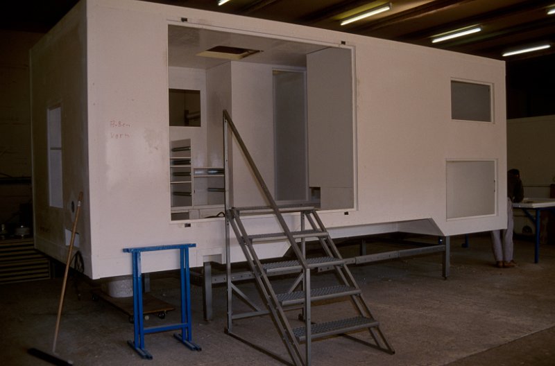 98-111.jpg - der aufbau mit der aussparung für den seitenauszug