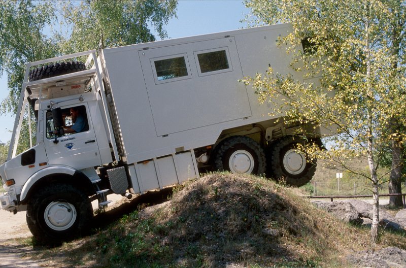 98-265.jpg - sind die buckel zu steil hebt sich beim 6x6 schnell einmal eine achse