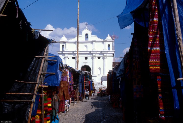 171-15.jpg - chichi, markt mit kirche santo tomás