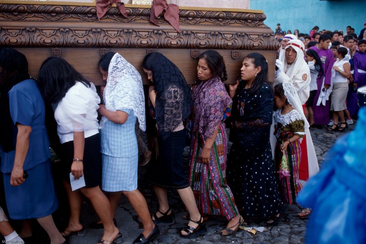 175d-17.jpg - sie müssen im schritt gehen, die männer hinten stossen falls die frauen plötzlich rückwärts gehen