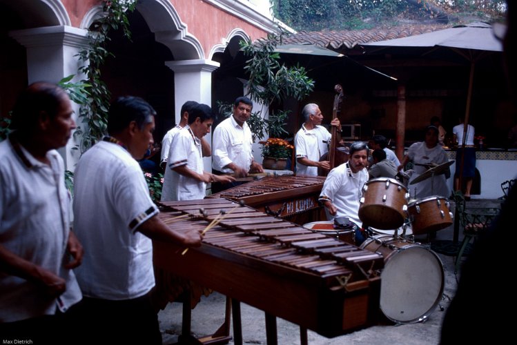 175d-28.jpg - la marimba, das wichtigste instrument guatemalas