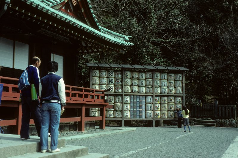 1982-0018-004-Bearbeitet.jpg - im tempel, in den keramiktöpfen wird sake gelagert