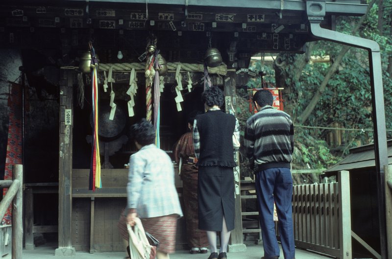 1982-0021-004-Bearbeitet.jpg - für eine kleine gebühr kauft man sich einen zettel ...