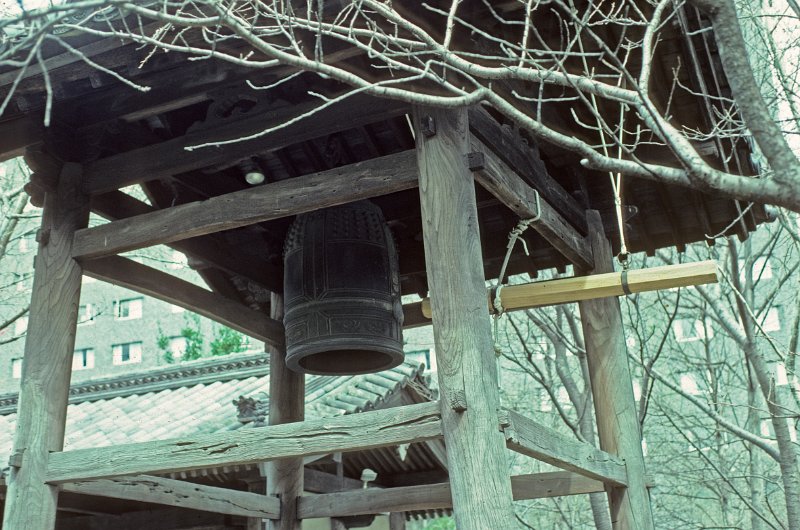 1982-0100-006-Bearbeitet-Bearbeitet.jpg - steinglocke im garten des hotels