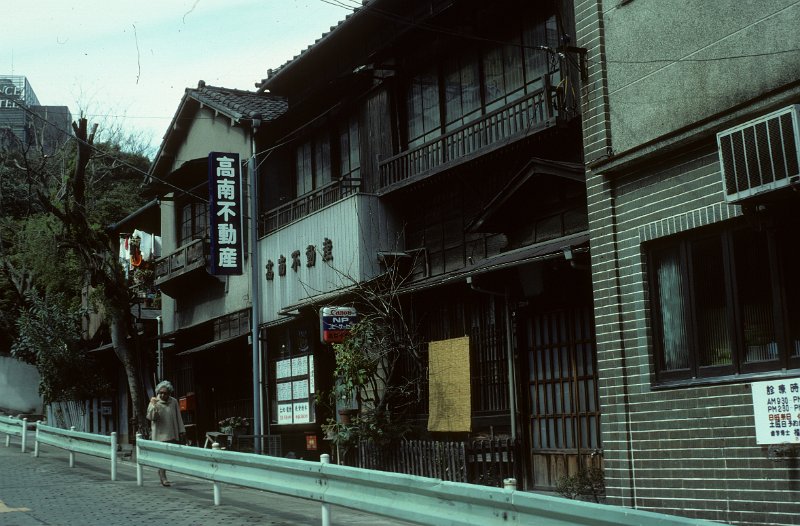 1982-0104-006-Bearbeitet.jpg - tokio, alte häuser