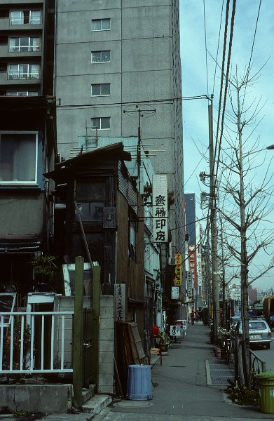 1982-0106-006-Bearbeitet.jpg - tokio, altes und neueres neben einander