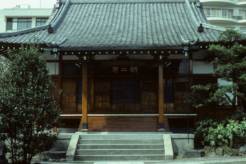 1982-0107-006-Bearbeitet.jpg - altes wohnhaus, tokio