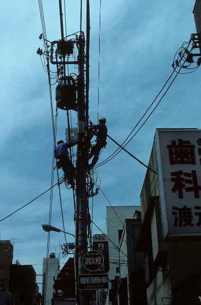 1982-0112-006-Bearbeitet.jpg - elektrische versorgung über freileitungen