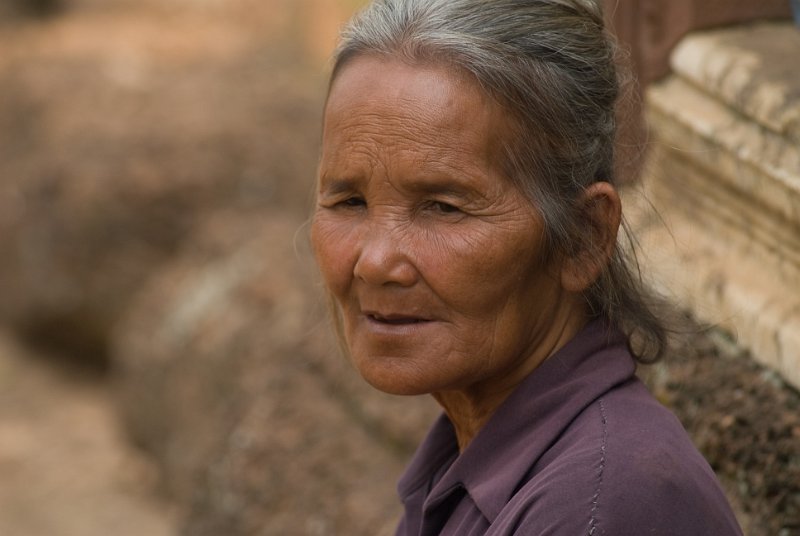 _CHI4864.jpg - ältere frau beim banteay srei