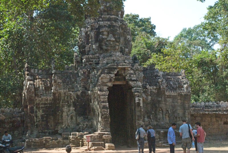 _CHI4387-Bearbeitet.jpg - tor bei angkor thom mit riesigem gesicht